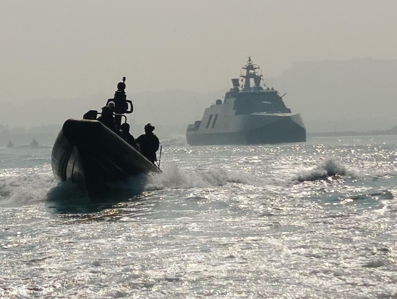 塔江艦配合M109突擊艇進行海上掃盪。王烱華攝