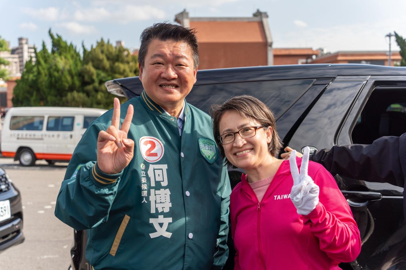 何博文（左）接任民進黨副秘書長。翻攝何博文臉書