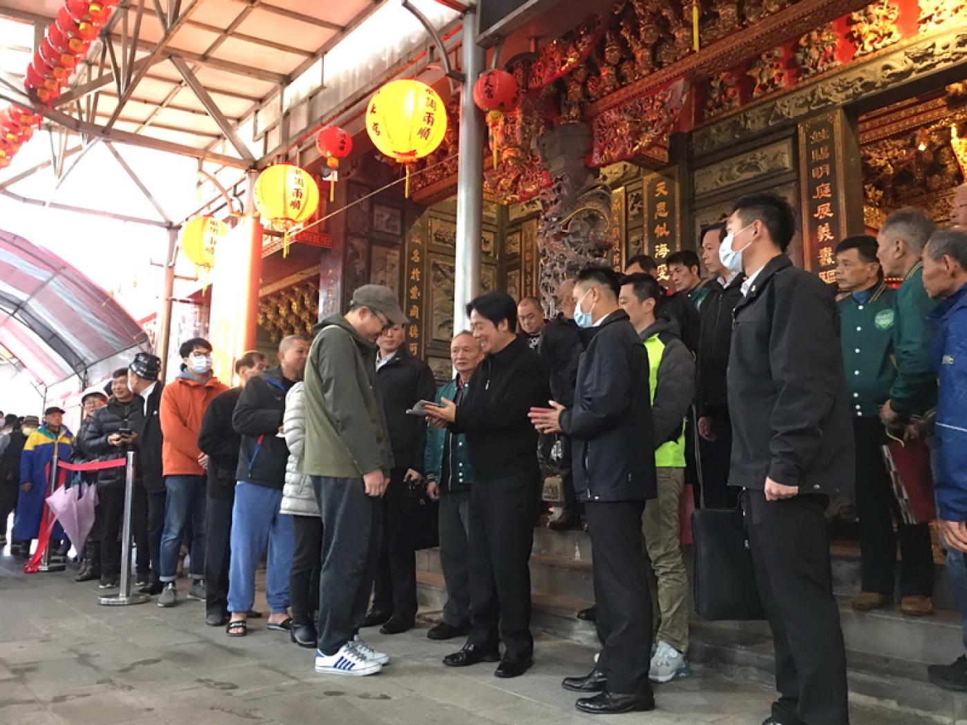 副總統賴清德（前右3）9日前往新北市金山承天宮參香祈福，並在廟前發放福袋，祝福民眾新年快樂。 謝輝基提供