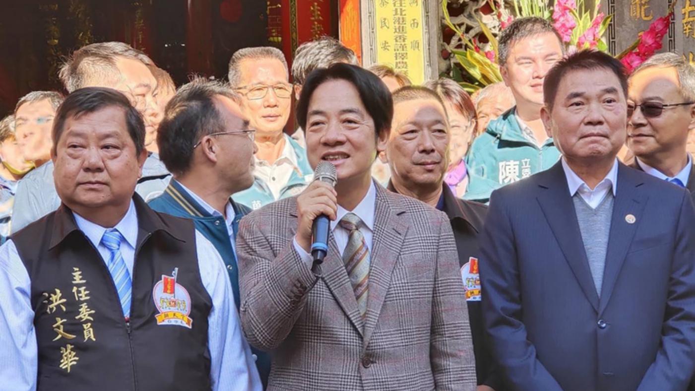 總統當選人賴清德（前中）11日到苗栗縣通霄鎮白沙屯拱天宮參香、發福袋，縣長鍾東錦（前右一）全程陪同。 中央社