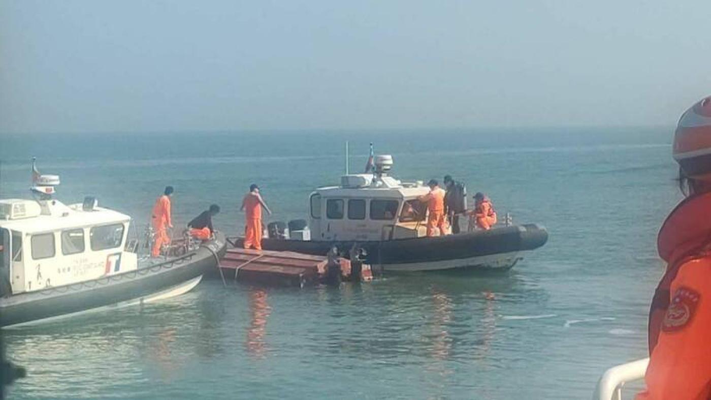 海巡署第十二巡防區統籌艦隊分署第九海巡隊CP1051巡防艇於14日下午追緝越界中國籍漁船，過程中對方4名人員落海，造成2死2傷。金門海巡隊提供