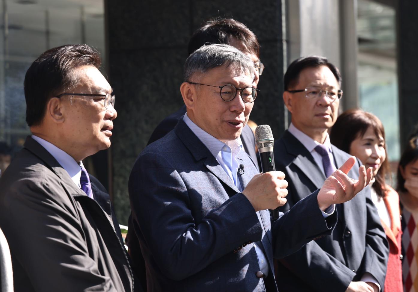柯文哲15日率領黨公職新春團拜。林啟弘攝