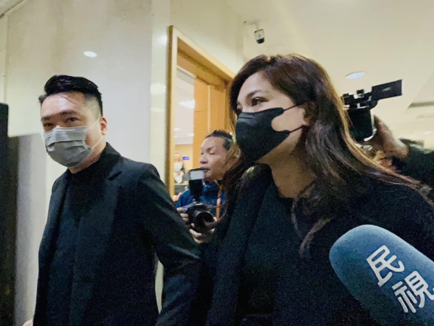 台北地方法院16日傳喚鍾沛君（右）及丈夫陳布朗（左）、樊姓媒體人及事發現場的陳姓服務生作證。中央社