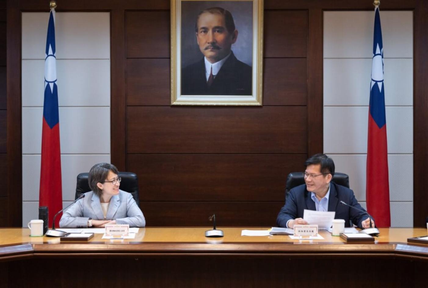 總統府19日召開交接小組會議，啟動第15任、第16任總統業務交接準備工作，總統交接小組成員包括副總統當選人蕭美琴（左）、總統府秘書長林佳龍（右）等人。總統府提供