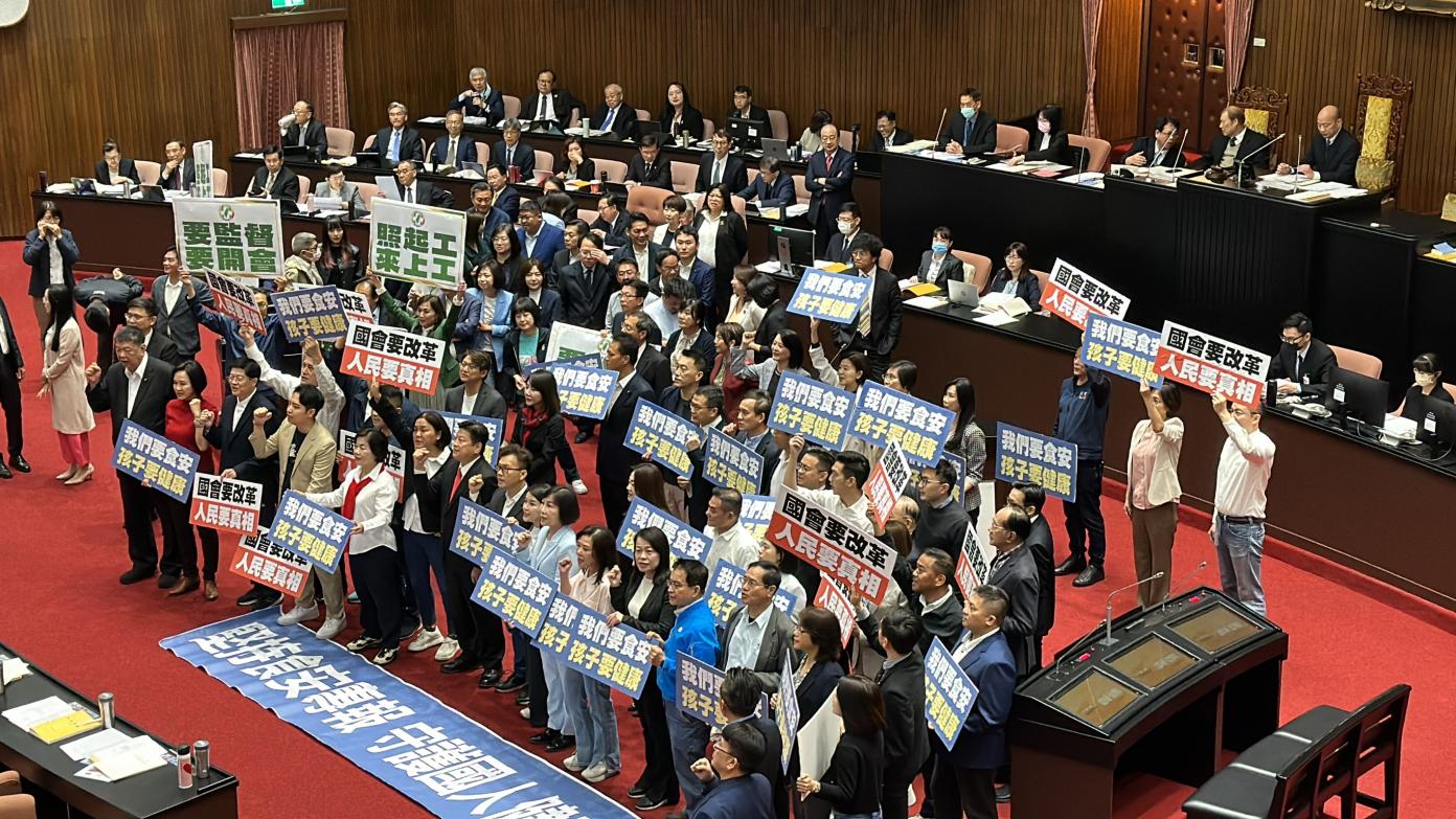 陳建仁施政報告受阻，國民黨立委群起癱瘓議事。林啟弘攝