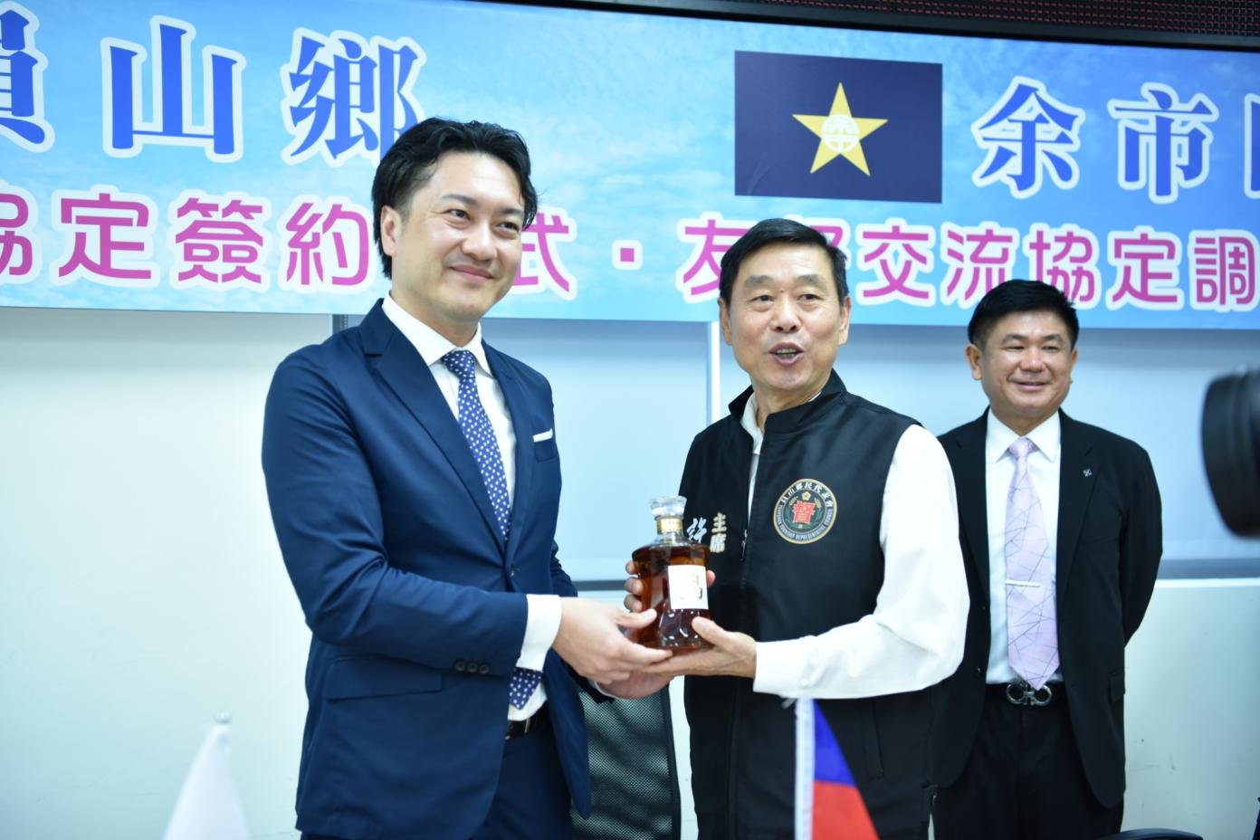 民進黨地方大老、員山鄉民代表會主席許芳明（中）因心臟疾病驟世。翻攝員山鄉公所「水的故鄉 樂活員山」粉專