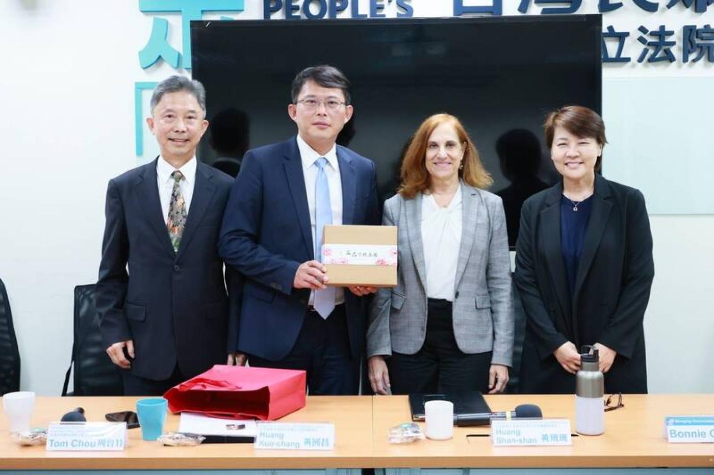 民眾黨黨團正副總召黃國昌、黃珊珊21日傍晚接待德國馬歇爾基金會主任葛來儀（Bonnie Glaser）率領的「TUPP台美政策研究參訪團」。民眾黨提供