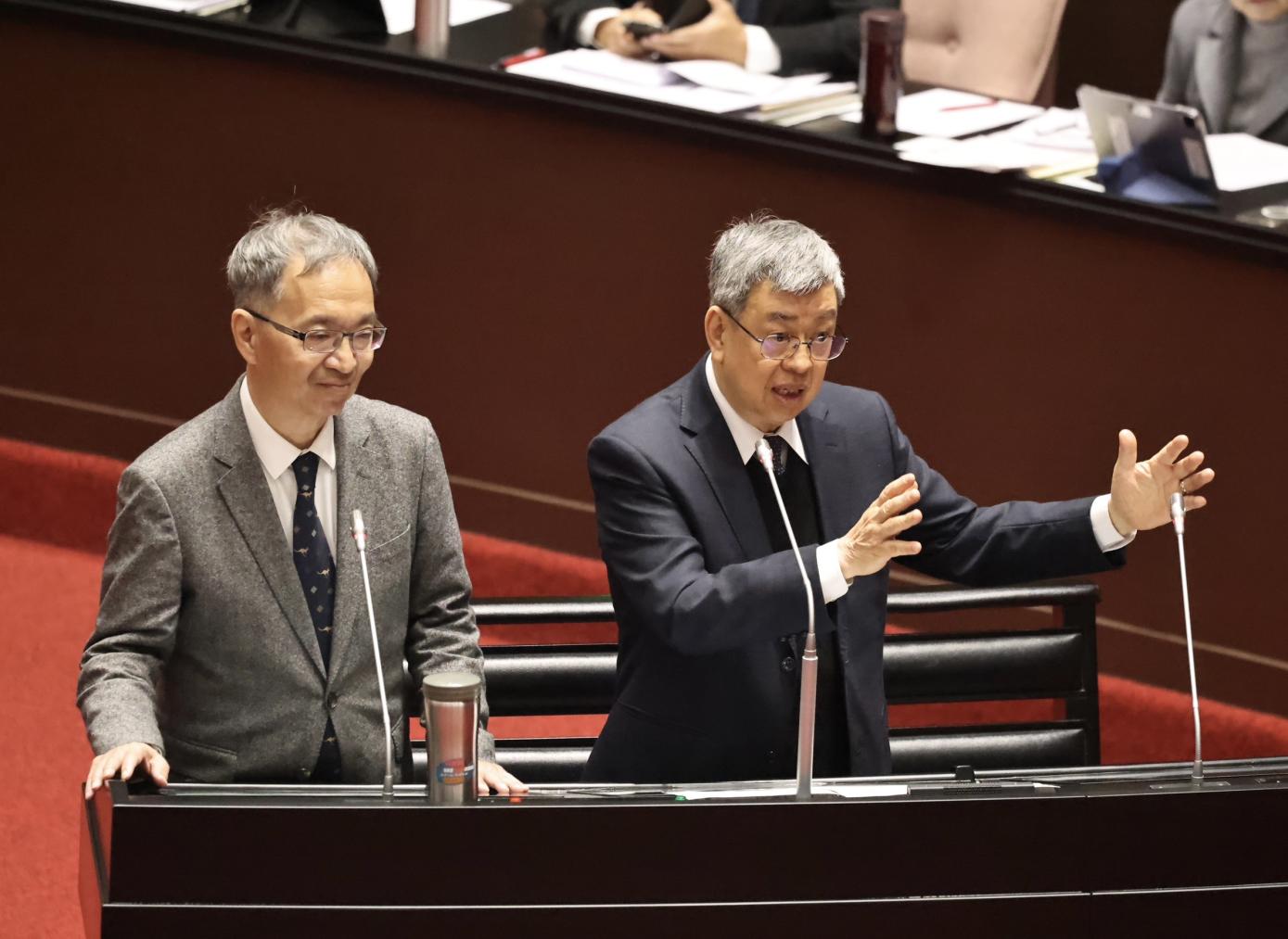 新科藍委廖偉翔就台中瘦肉精事件質疑政院卸責，陳建仁（右）罕見動怒回嗆對方不講科學。林啟弘攝