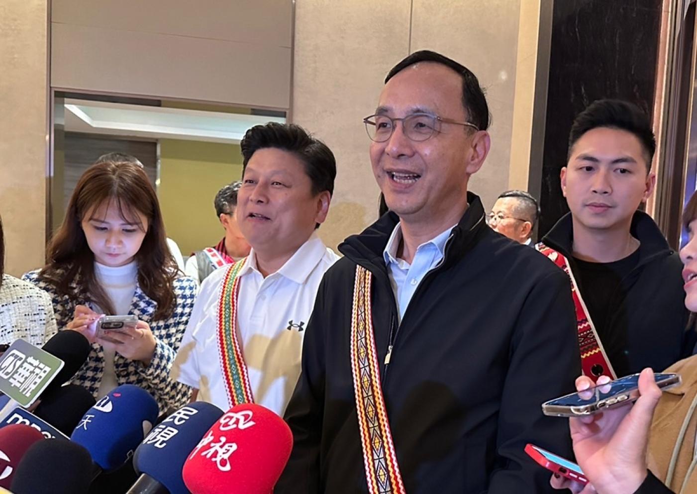 國民黨舉辦共識營，卻爆出誰該為旅費埋單爭議。國民黨提供