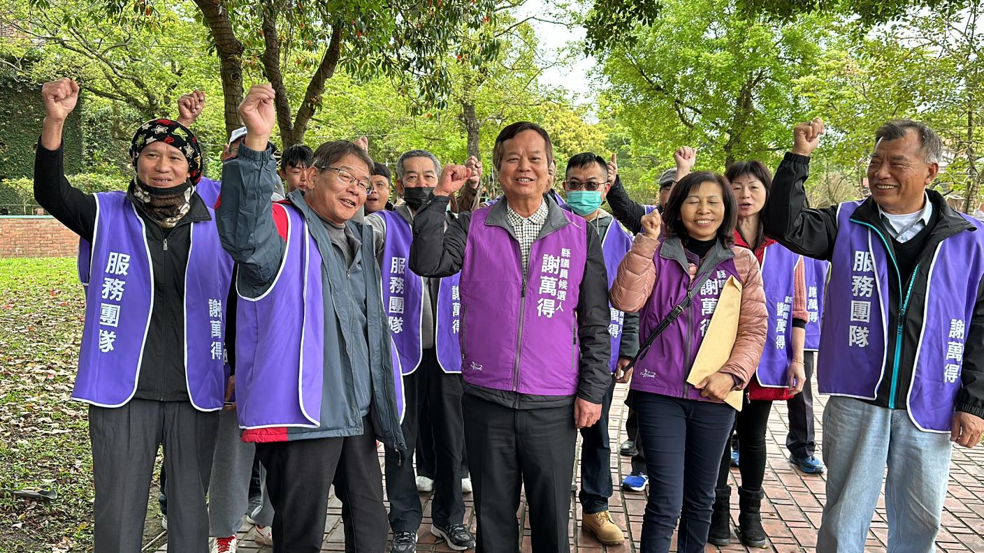 錢員山鄉代謝萬得在前鄉長廖明照及支持者陪同下前往縣選委會登記參選議員。林泊志攝