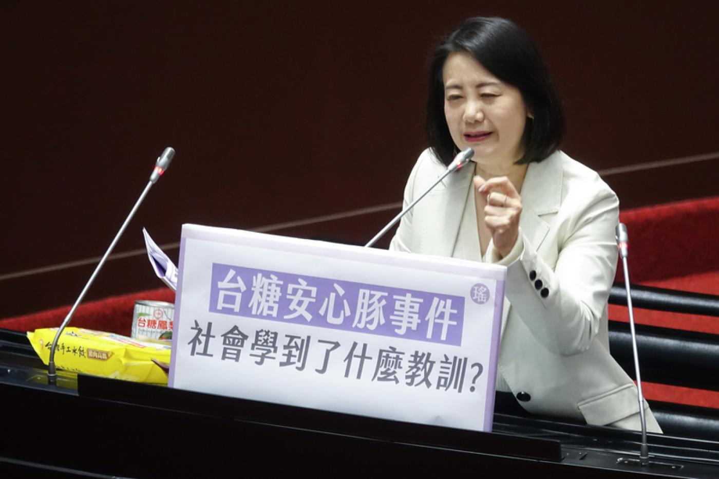 民進黨立院黨團幹事長吳思瑤27日表示，韓國瑜既然是現任立法院長，他來出任民主基金會董事長是依慣例。中央社