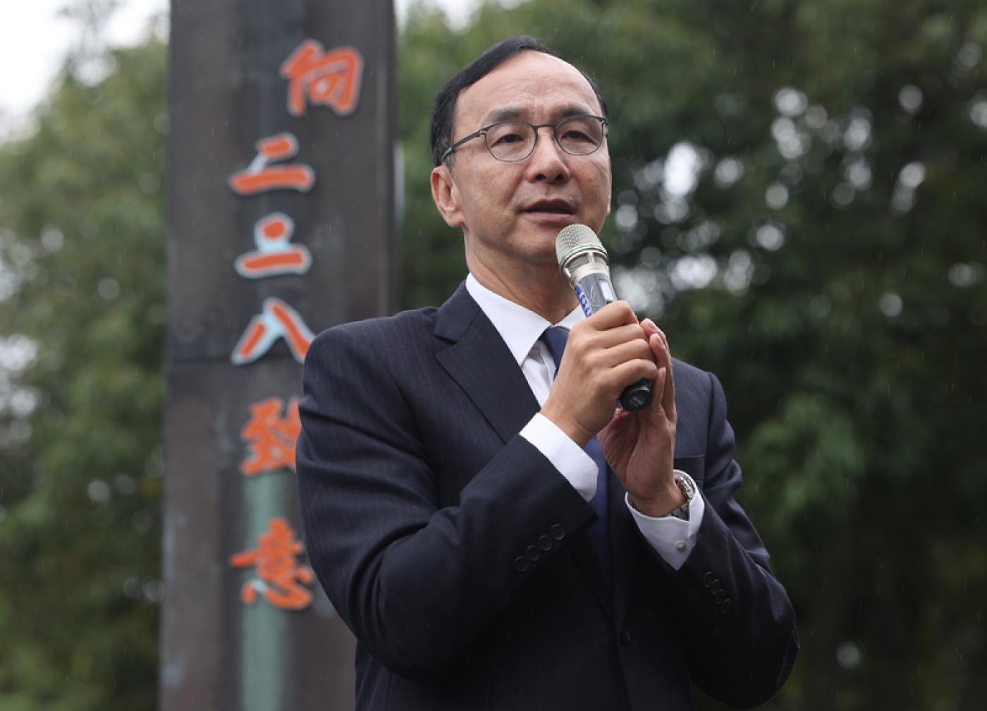 朱立倫27日表示，國民黨立委最重要的責任就是反映民意，黨中央尊重國民黨團的一致性的運作方式。中央社