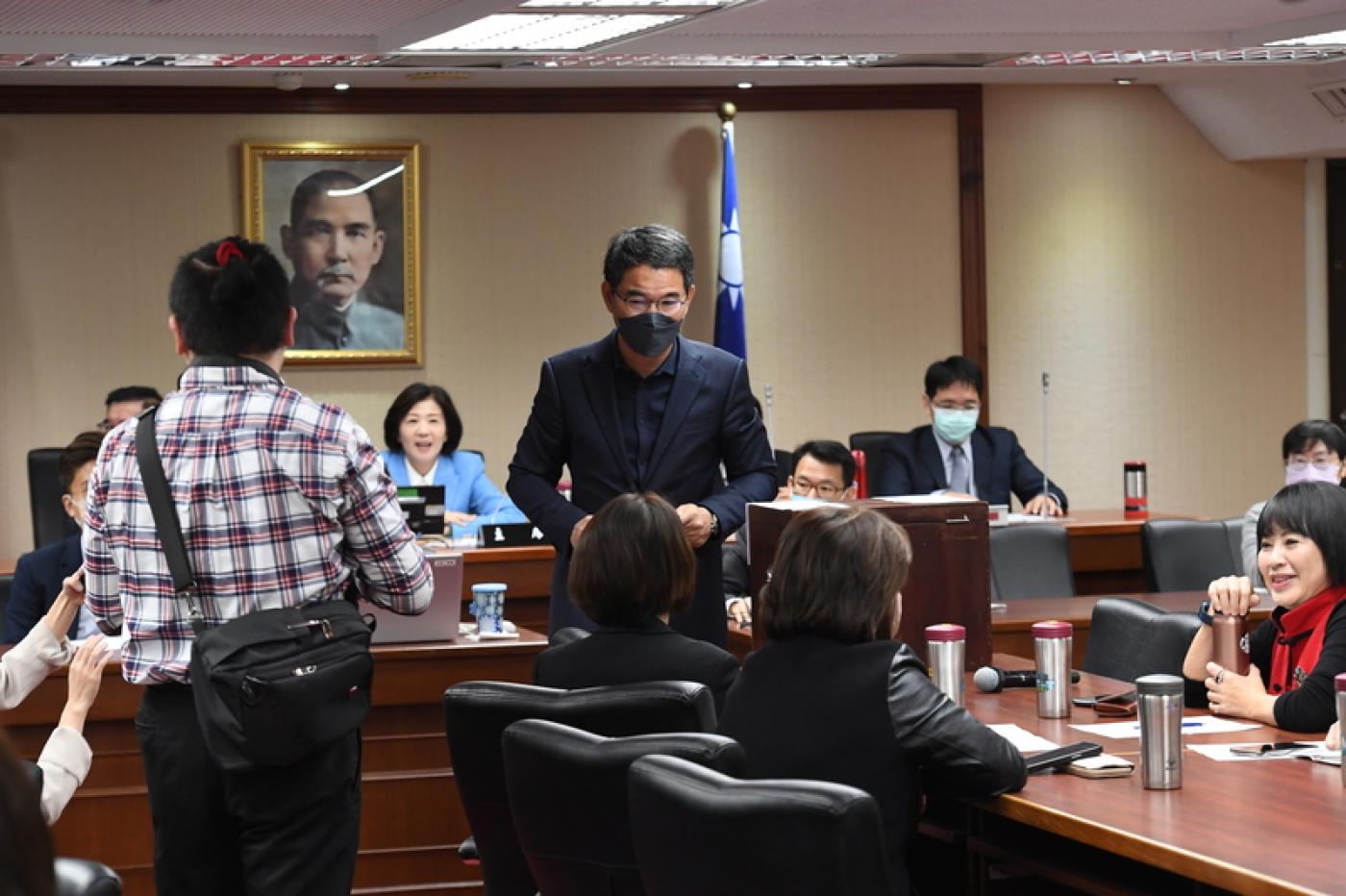 立法院社會福利及衛生環境委員會29日舉行召委選舉，劉建國（中）投票時誤蓋成自己。中央社