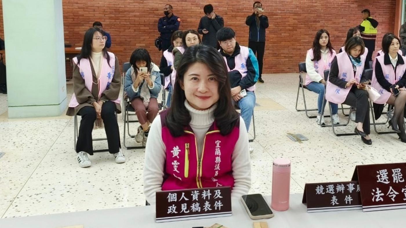 員山鄉長張宜樺妻子黃雯如今天赴宜蘭縣選委會登記參選議員。翻攝照片