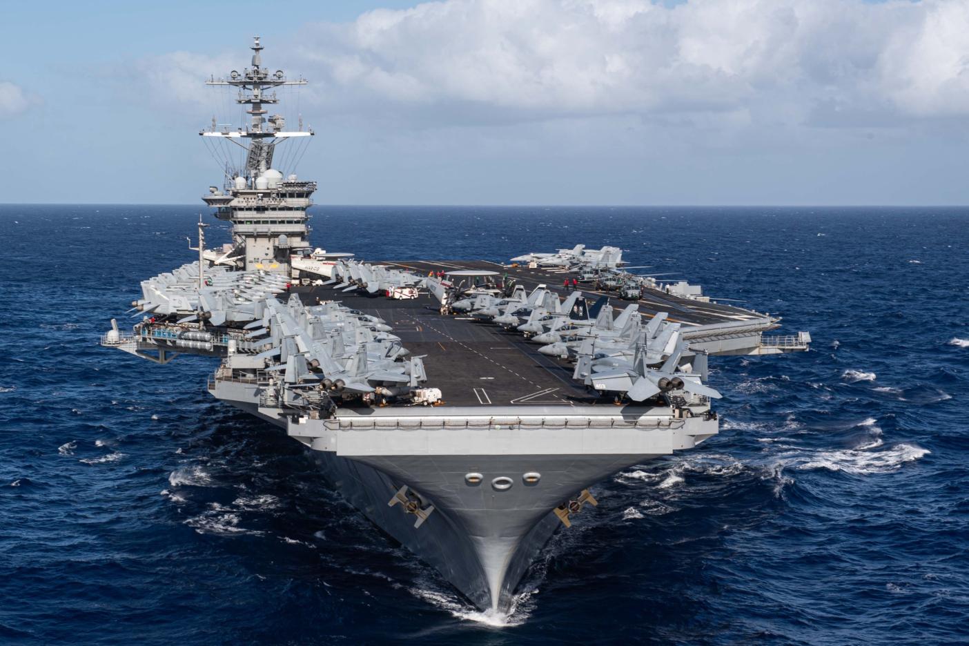 美國羅斯福號航母戰鬥群今通過巴士海峽時，共艦尾隨。