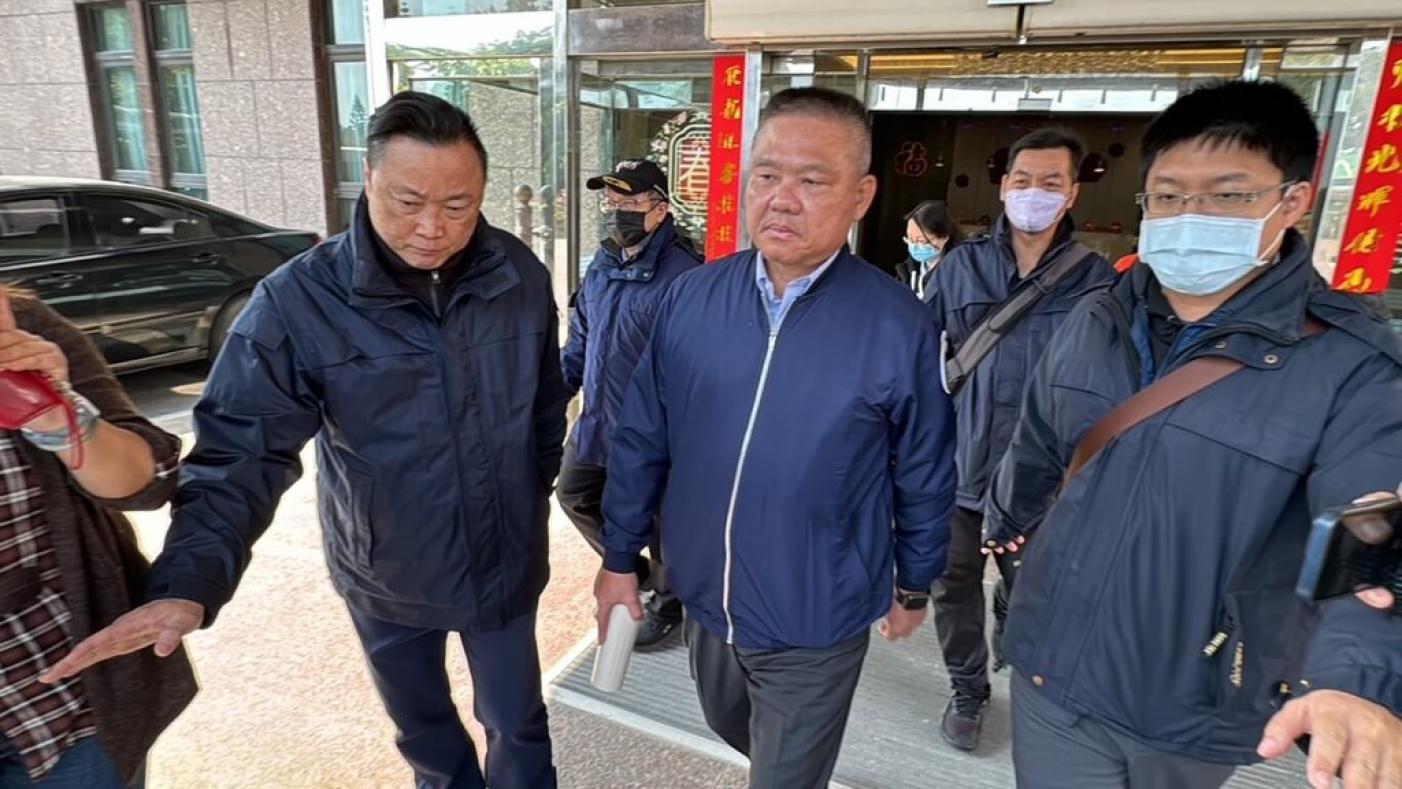 中國快艇翻覆案，死者家屬與中方代表及海巡署副署長許靜芝（前右2）等人3日閉門協商，海巡等部分人員下午搭機返台。民眾提供