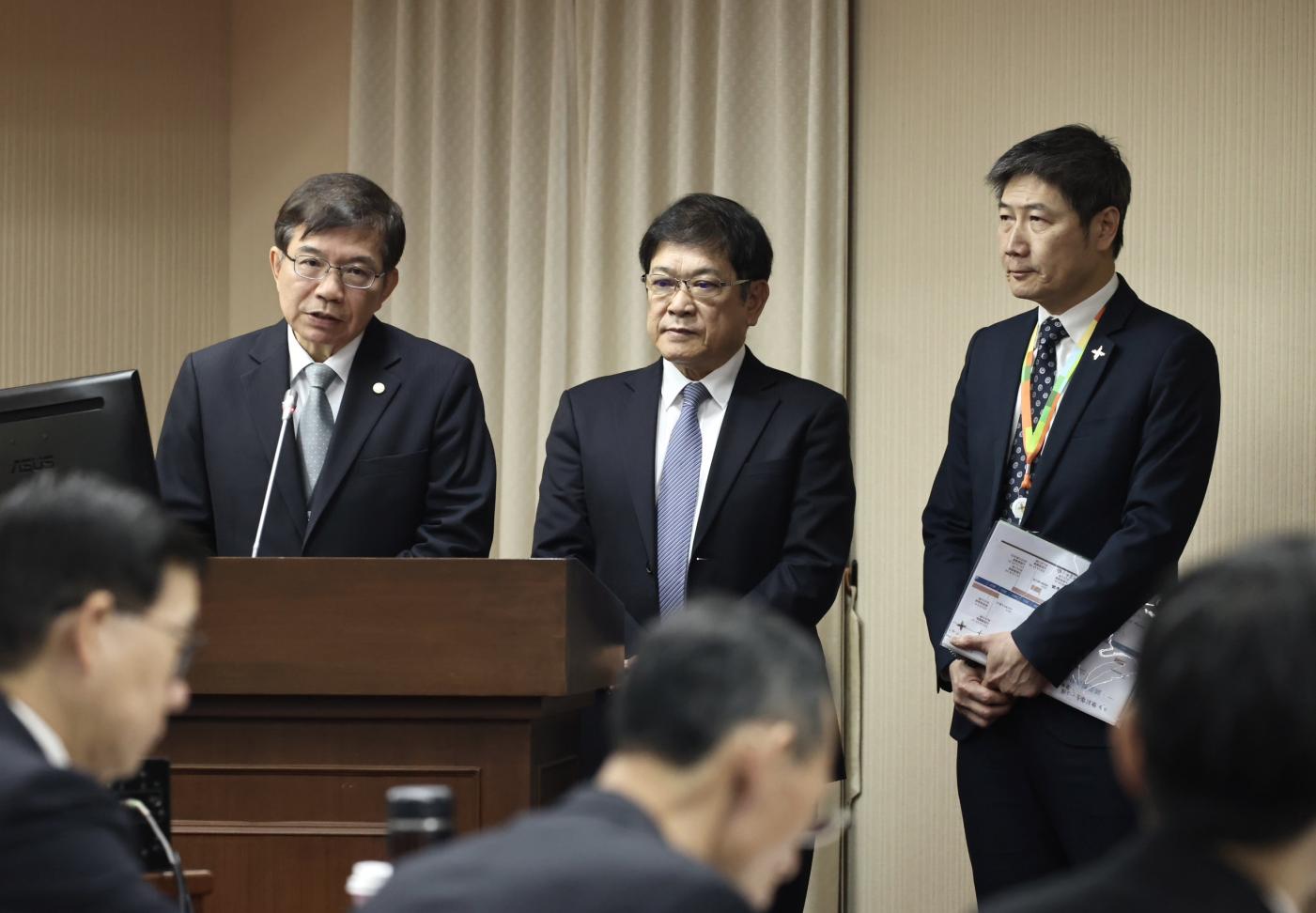 交通部長王國材(左一)赴立院報告並備詢。林啟弘攝