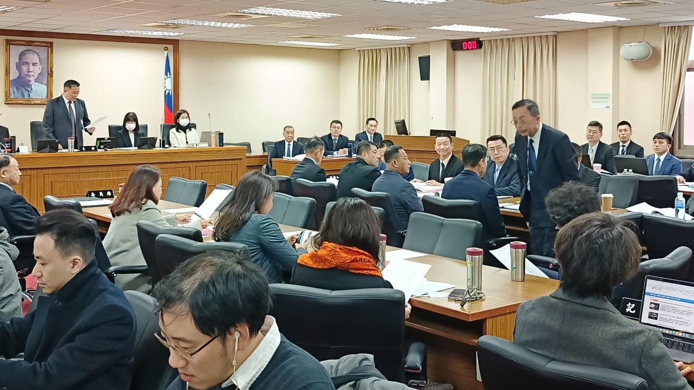 國防部將領搭乘巴士赴立院備詢出車禍，發生首次立委等國防部官員的狀況。王烱華攝
