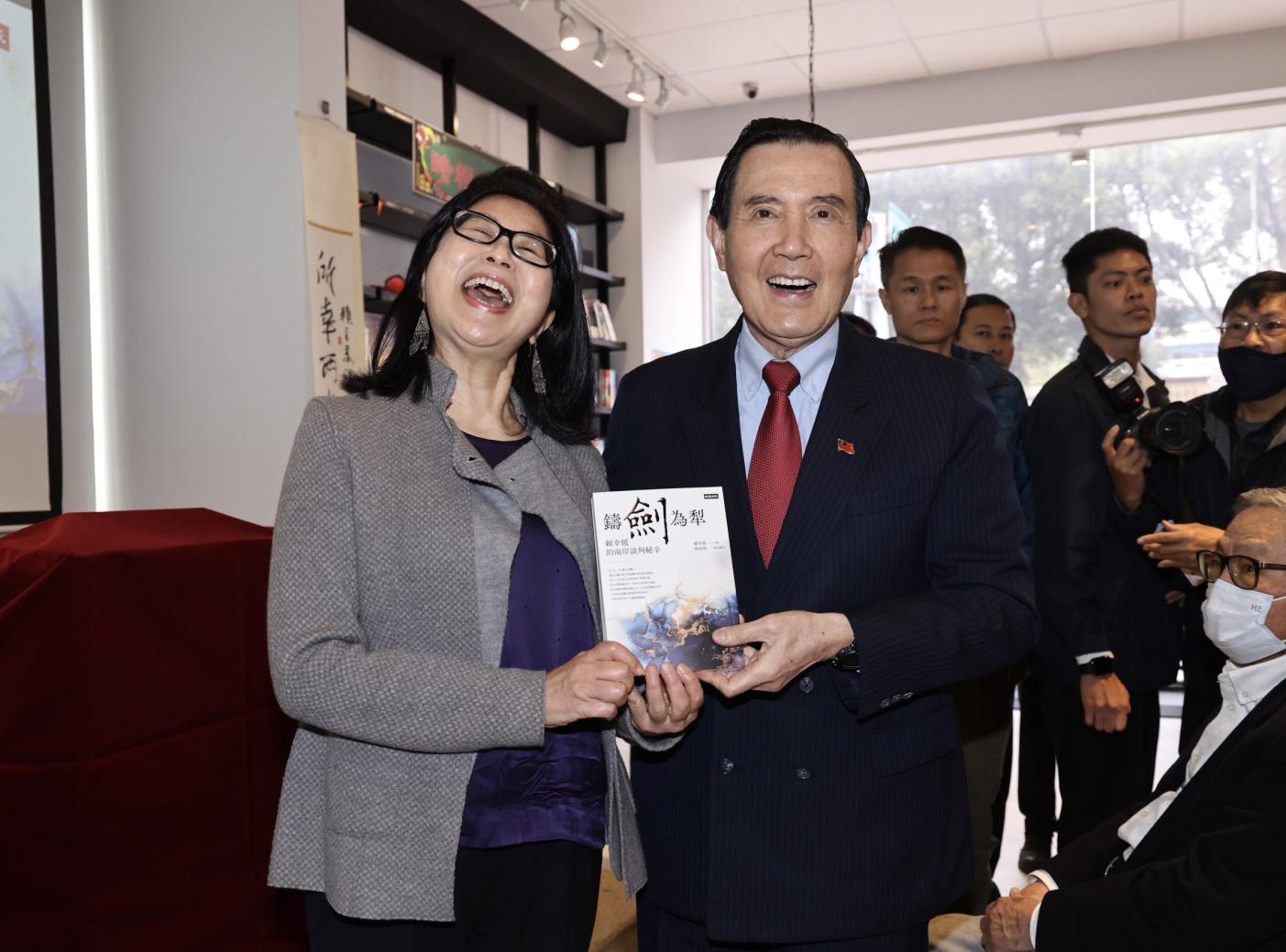 前總統馬英九８日出席陸委會前主委賴幸媛（左）新書發表會。林啟弘攝