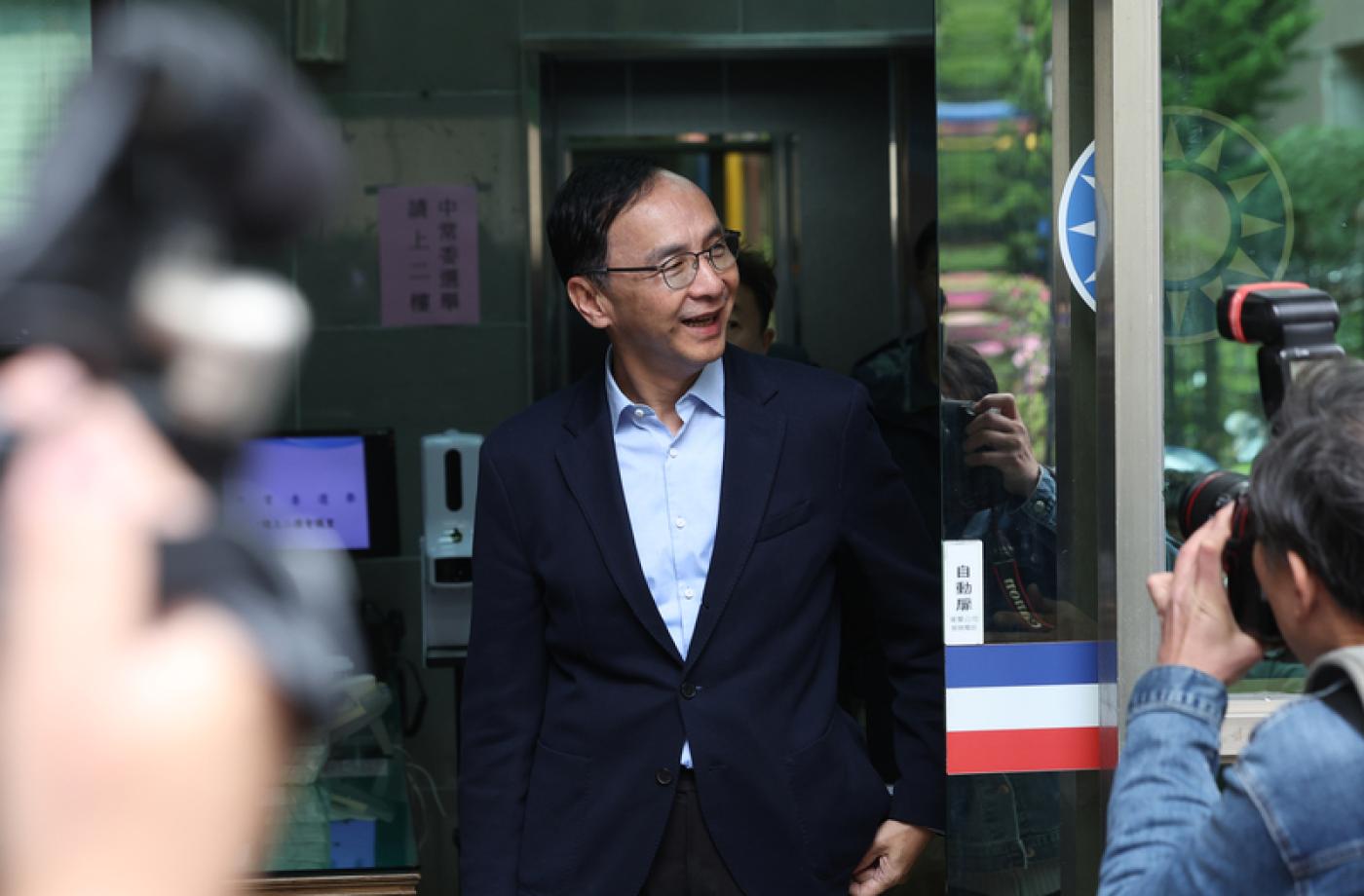 國民黨9日舉行第21屆第2任中常委選舉，黨主席朱立倫（中）出席投票。
