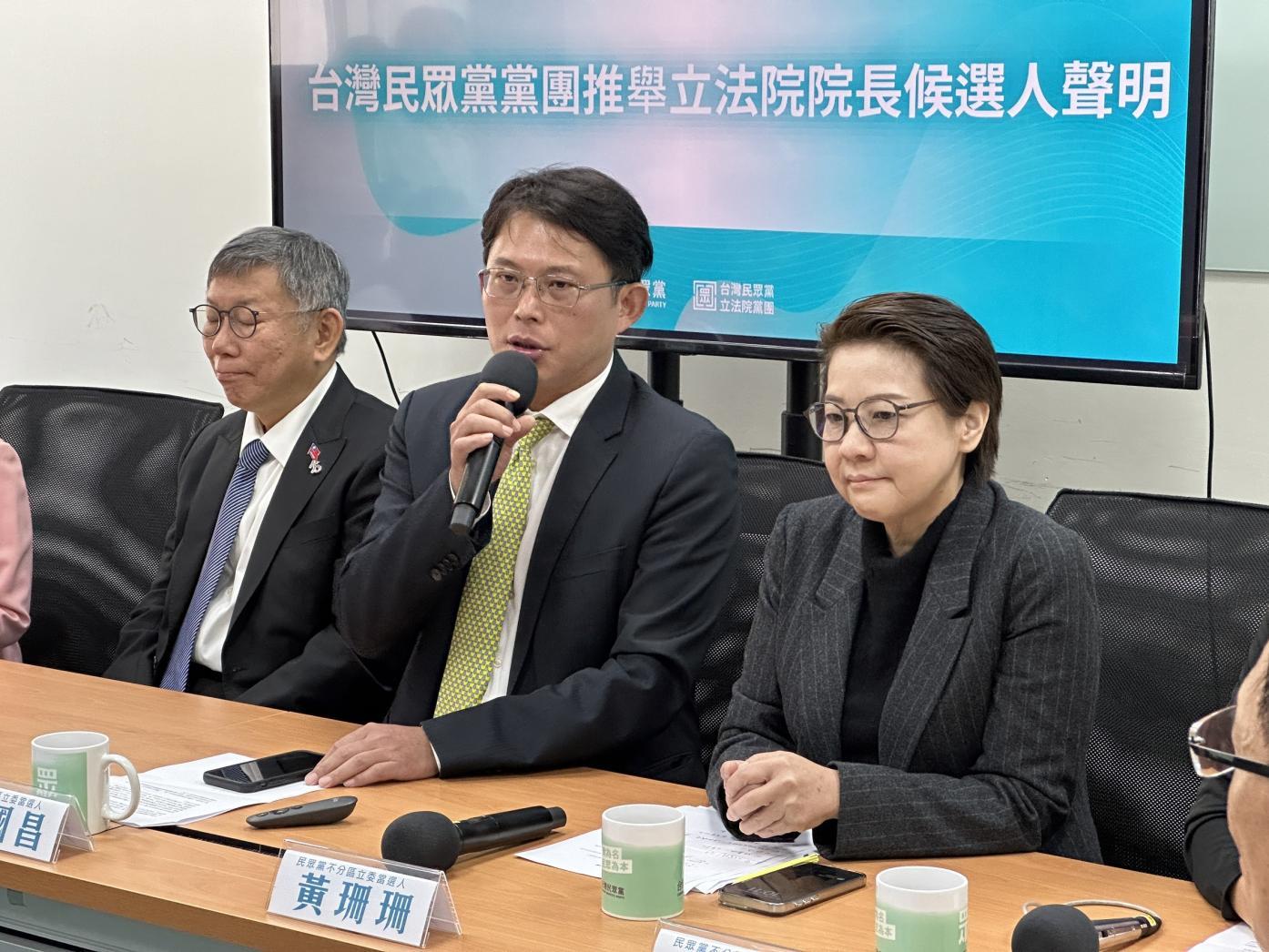 黃國昌（中）9日痛批，NCC的書面報告1，萬3000字的內容，有超過9300字都是照抄去年舊的內容。資料照片／林啟弘攝