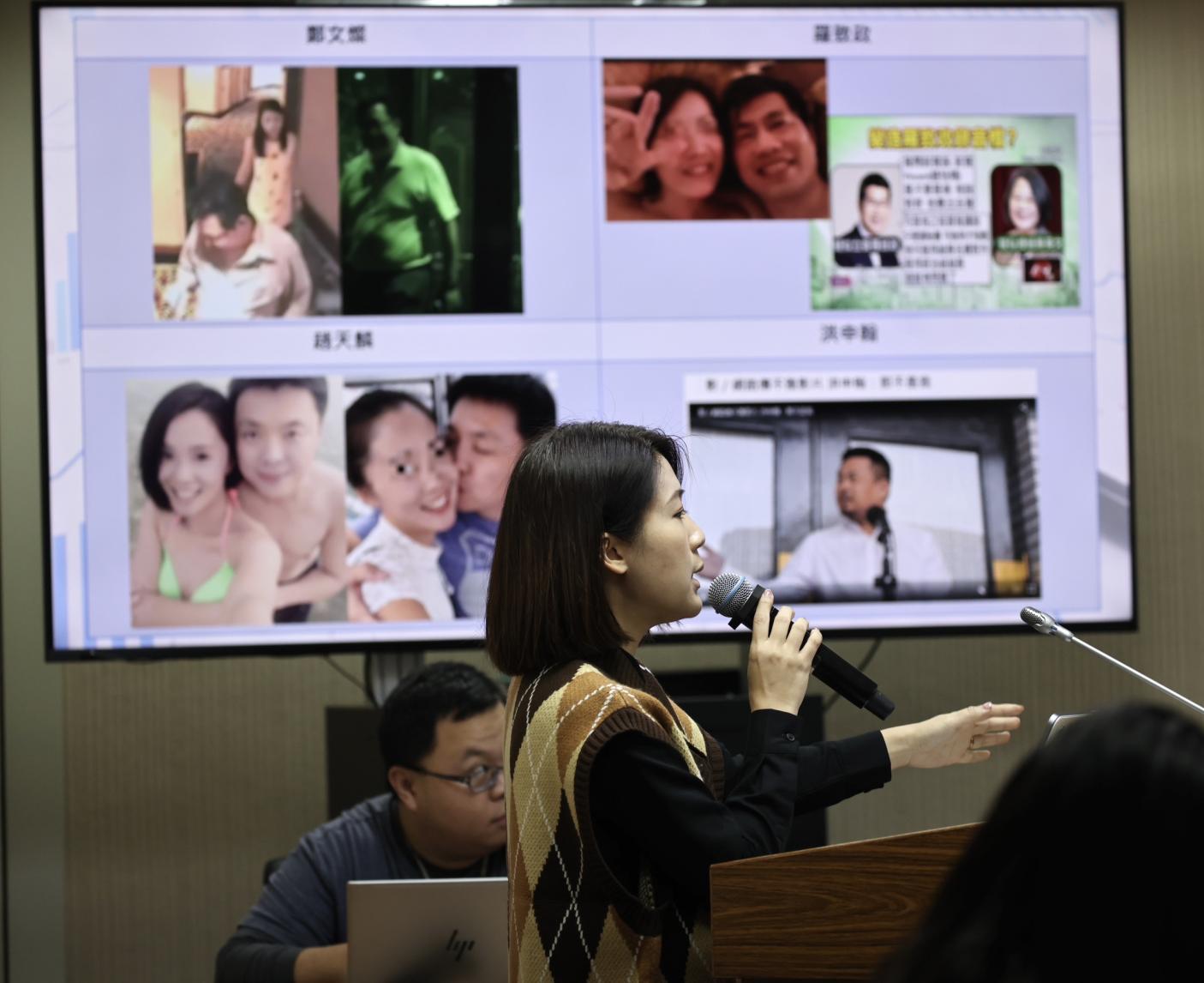 徐巧芯秀民進黨桃色風波中當事人的照片。林啟弘攝