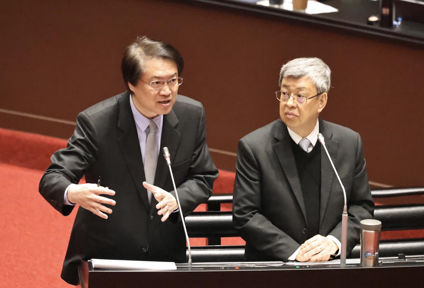 行政院長陳建仁12日率內政部長林右昌等各部會首長到立院備詢。林啟弘攝