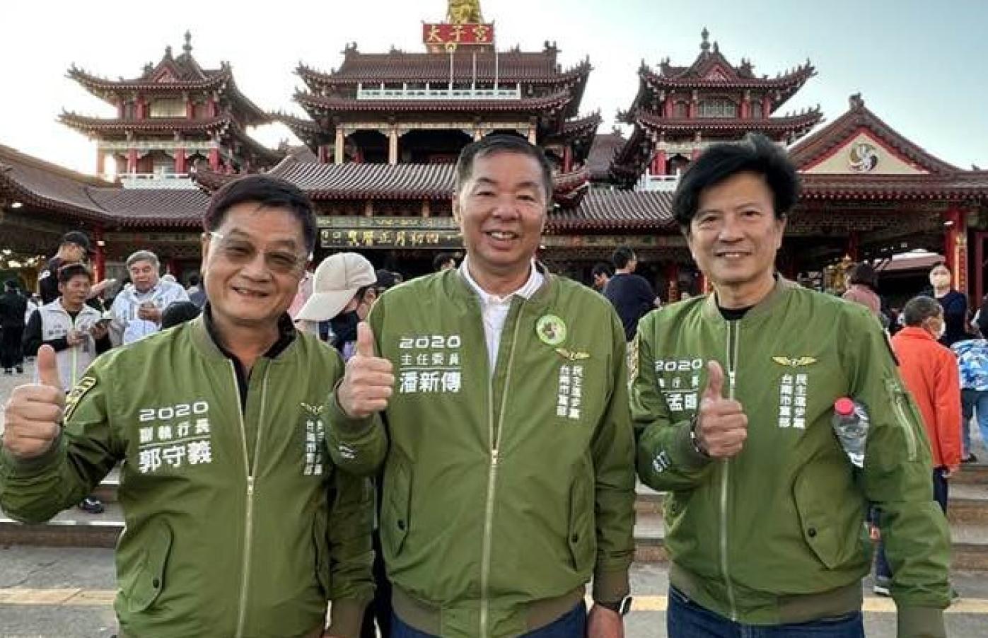 民進黨台南市黨部主委潘新傳（中）今天上午遭人持棍棒攻擊。翻攝潘新傳臉書
