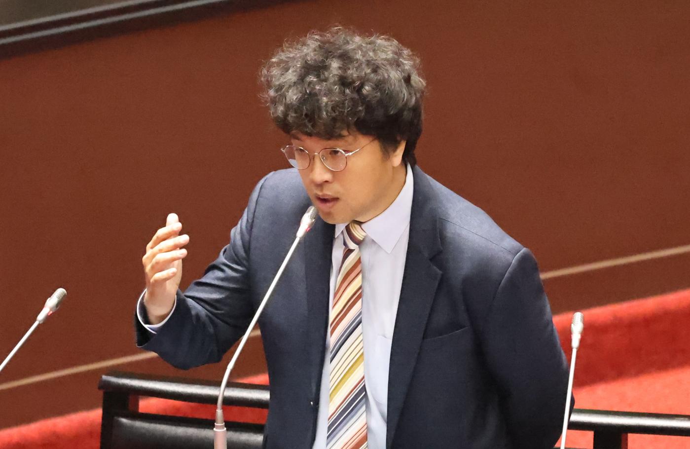 沈伯洋14日在臉書分享就職1個多月以來的感想，包括爾虞我詐不少、壞人很多。林啟弘攝
