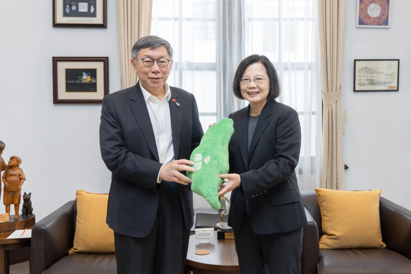 總統蔡英文（右）14日與民眾黨主席柯文哲（左）在總統府會談。總統府提供