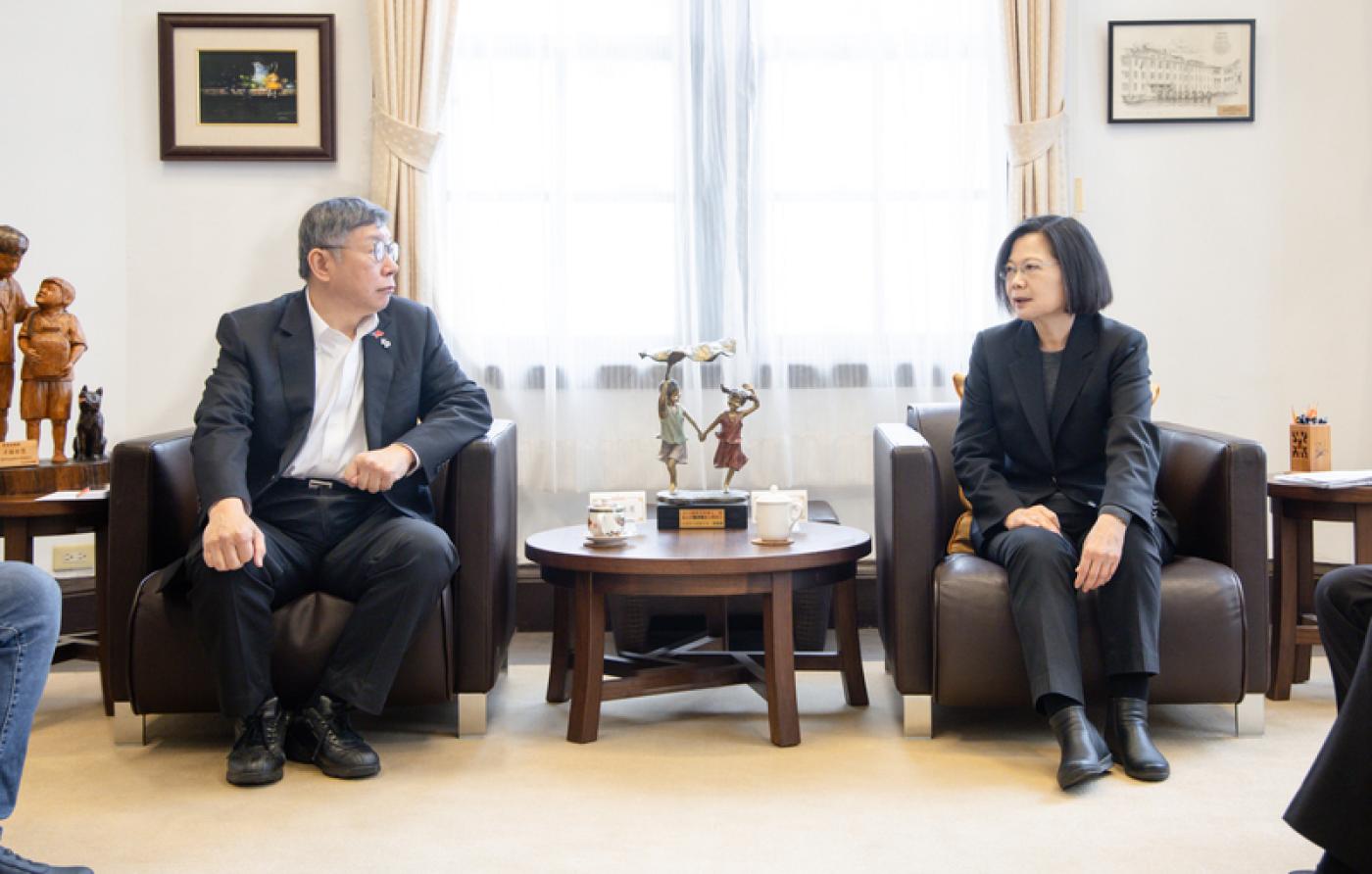 總統蔡英文（右）14日與民眾黨主席柯文哲（左）在總統府會談。總統府提供