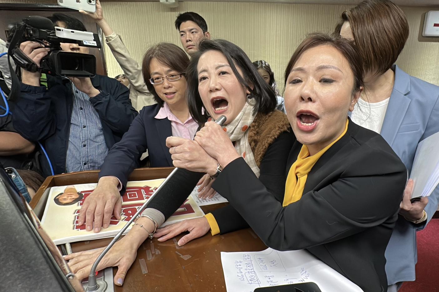  立法院衛環委員會藍綠委員爆發嚴重口角爭論，吳思瑤與李彥秀爆氣爭搶麥克風。林啟弘攝