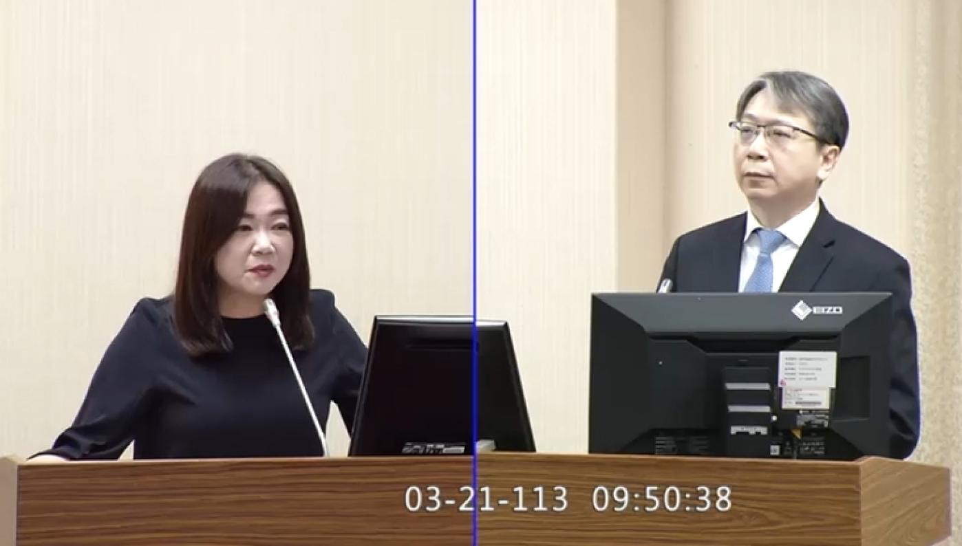 國安局長蔡明彥(右)赴立院外交及國防委員會進行「國家情報工作暨國家安全局業務報告」，並接受立委馬文君(左)的質詢。翻攝國會頻道直播畫面