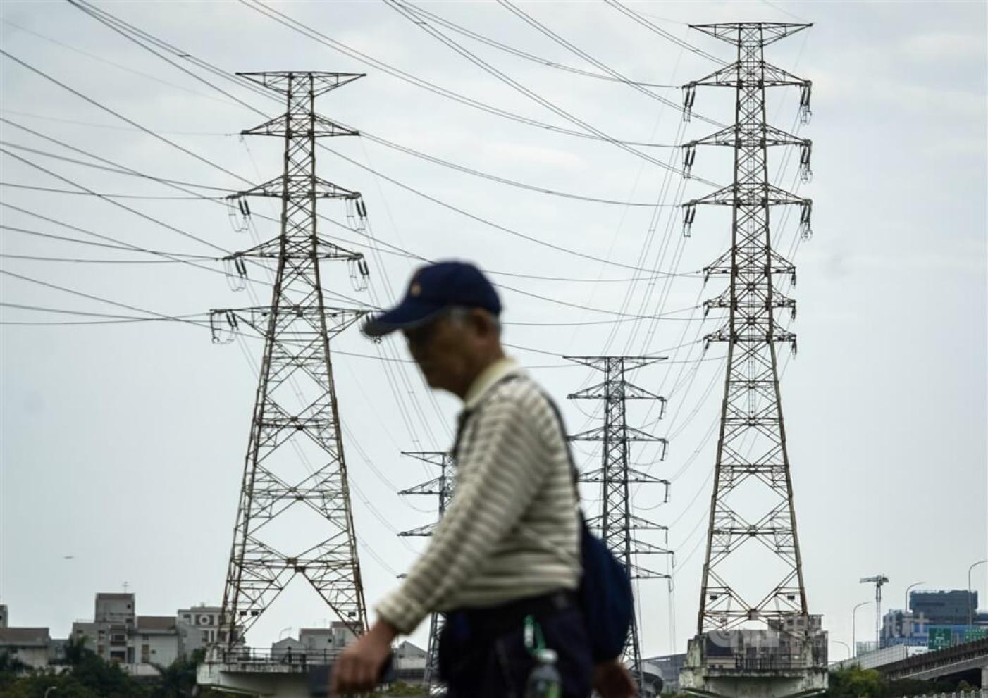 經濟部電價費率審議會22日決議，4月起電價平均調幅約11%，每度電價格升至新台幣3.45元。中央社