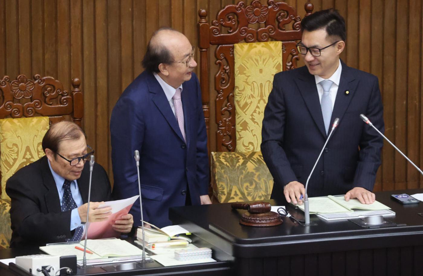 立法院會29日處理藍白提出的電價凍漲提案，開議前，民進黨立法院黨團總召柯建銘（中）與立法院副院長江啟臣（右）交換意見。中央社