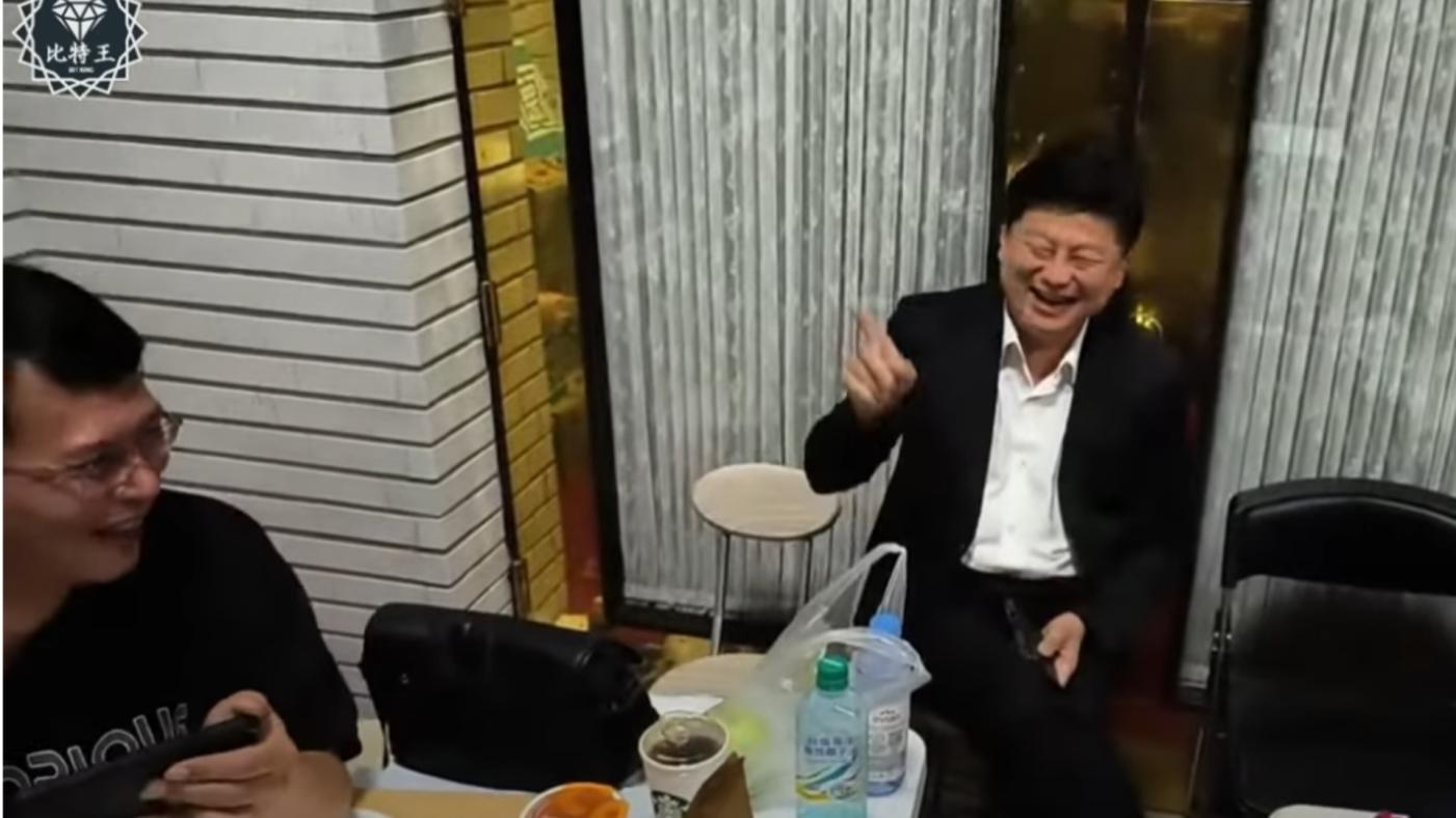民眾黨團總召黃國昌(左)15日晚上加入守護議場，國民黨團總召傅崐萁(右)帶著炸雞桶等食物探班。翻攝比特王出任務YT頻道