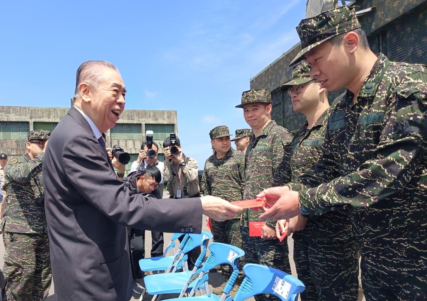軍友社榮譽理事長李棟樑慰問北部捍衛海、空防官兵。王烱華攝