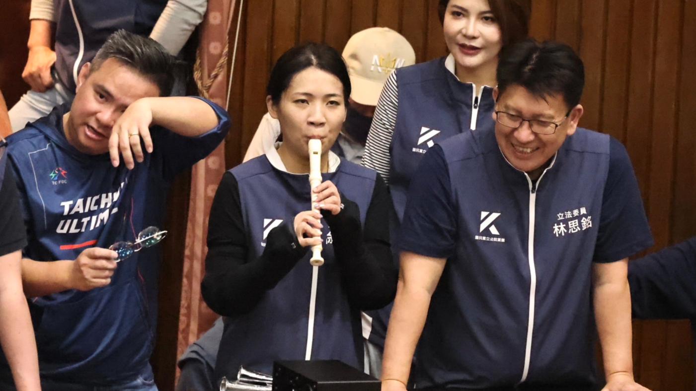 立院爆發激烈衝突，國民黨立委徐巧芯拿出直笛，吹奏國歌與國旗，現場一片沈默。林啟弘攝