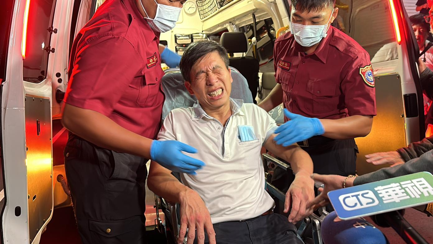 立委鍾佳濱衝突中受傷送醫。蔡宜彣攝