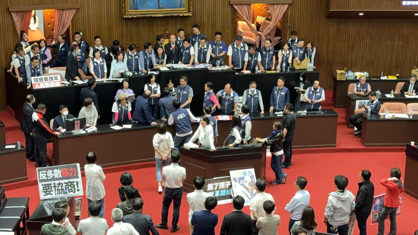 立法院院會17日爆發數波肢體衝突、肉搏戰，僅邀請總統到立法院進行國情報告通過二讀。林啟弘攝
