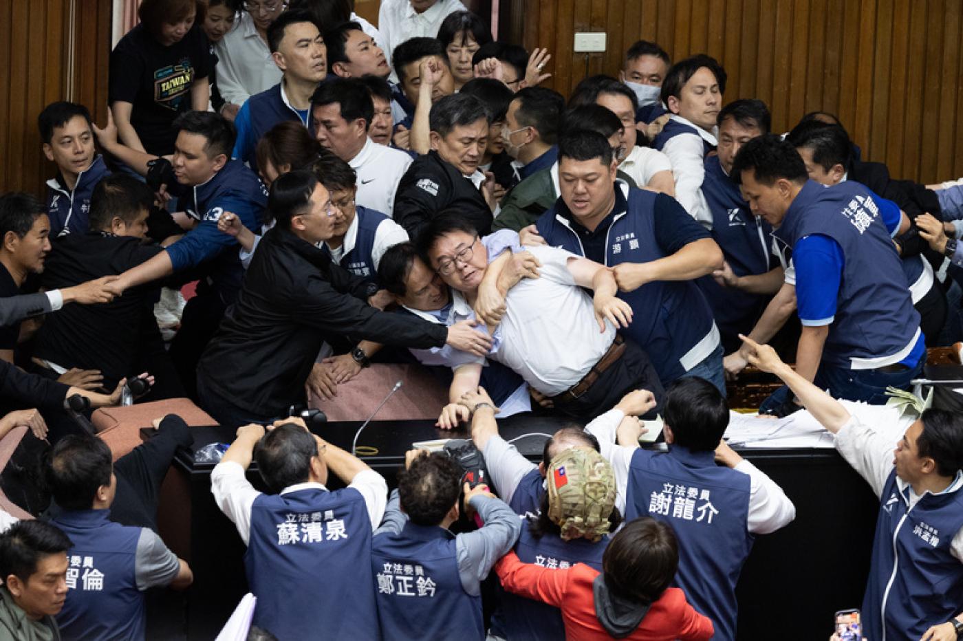 立法院17日審查「國會改革法案」，朝野立委上演全武行。中央社
