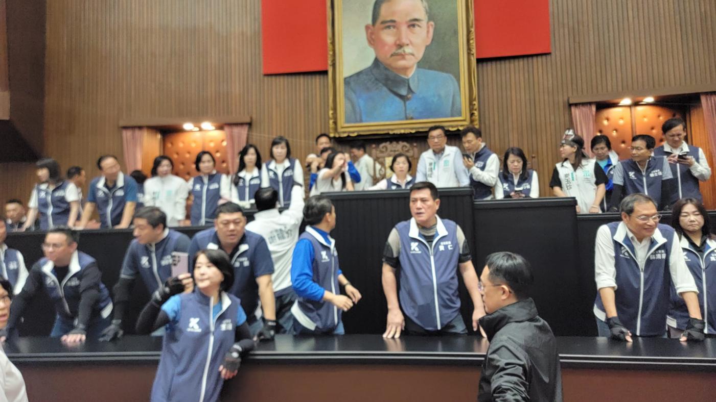 多名國民黨立委21日穿戴護具，出席立法院院會。翻攝羅美玲臉書