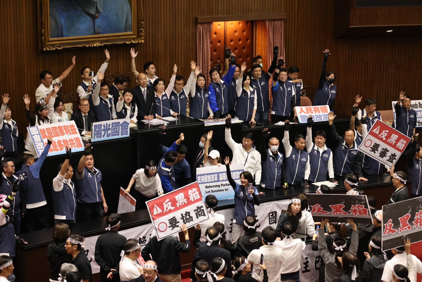 立院表決通過藐視國會罪二讀，官員反質詢最重可判刑。林啟弘攝