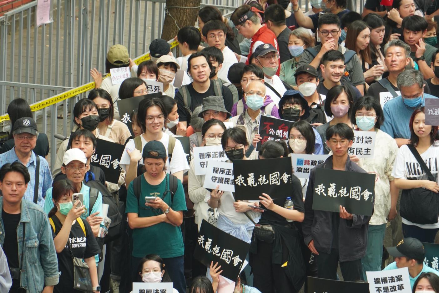 40多個民間團體21日集結到立院抗議，高舉「沒有討論不是民主」、「我藐視國會」等標語。林泊志攝