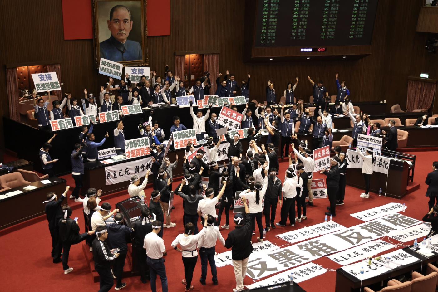 藍綠白三黨立委共同舉手贊成，不訂「國會偽證罪」。林啟弘攝