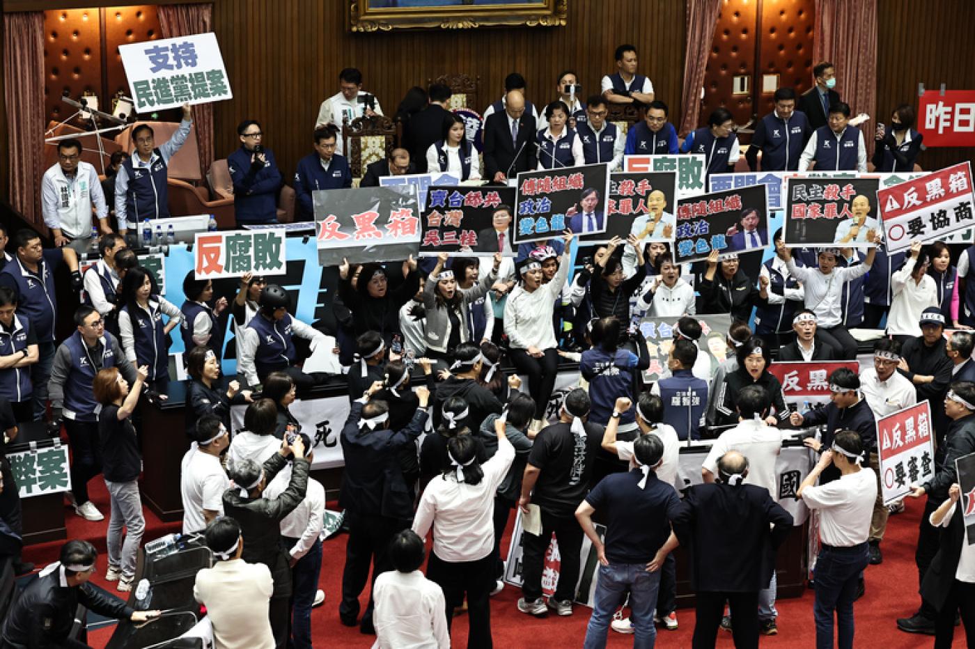 立法院會21日處理藍白所提國會職權相關修法，下午2時30分繼續開會後，民進黨團提出散會動議，並舉牌高喊「不討論、就散會」口號。 中央社