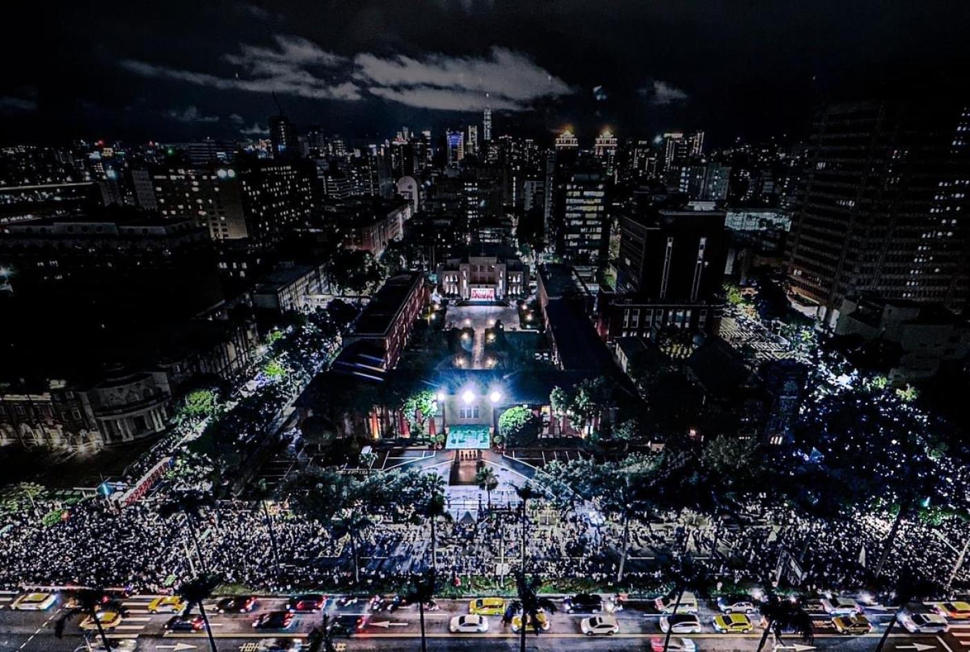 立法院21日續審國會職權行使法修正草案，場外仍有3萬民眾聚集抗議，要求退回法案。翻攝Lynn Hsieh臉書