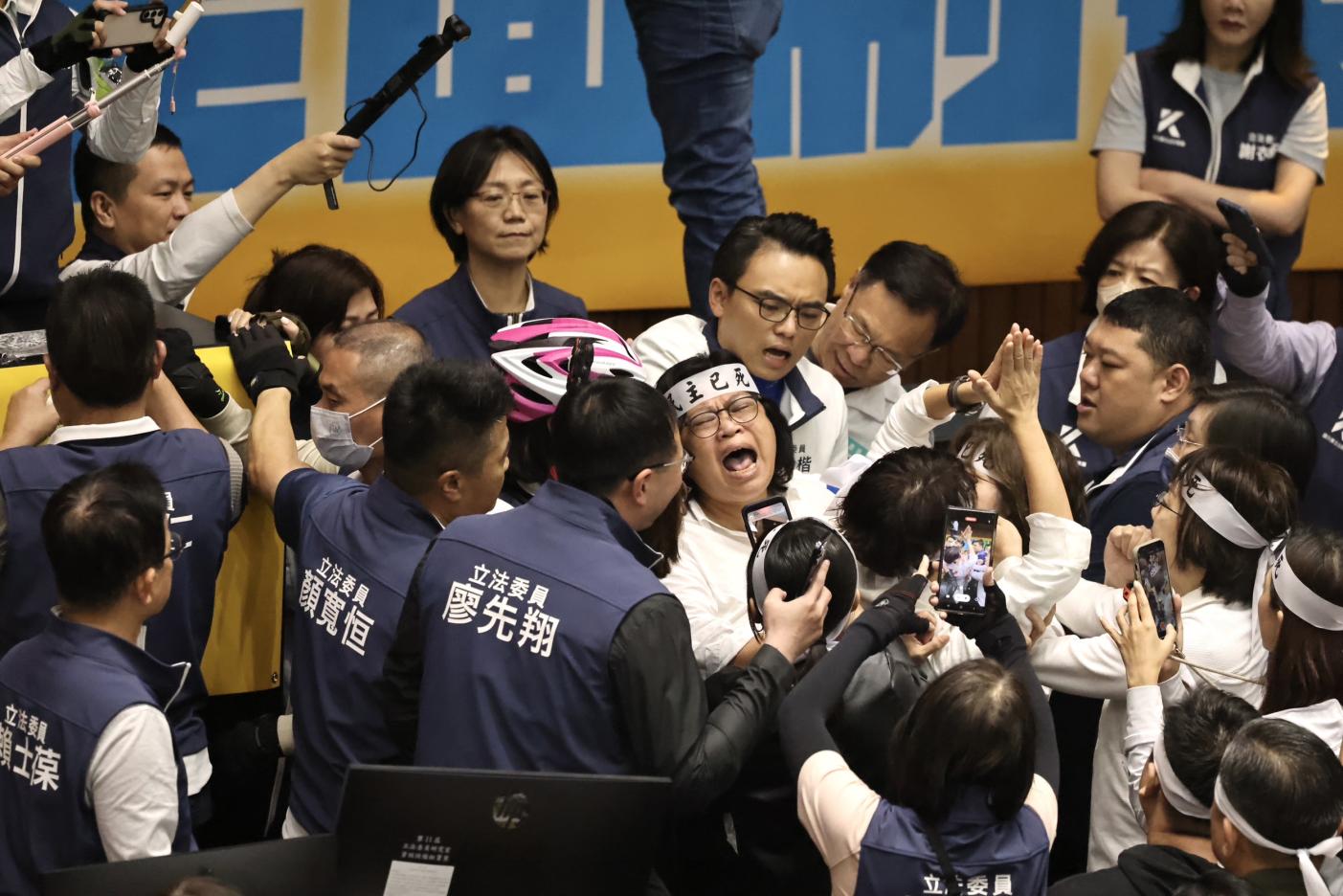 立法院24日繼續審查國會職權修法，藍綠一早就發生衝突。林啟弘攝