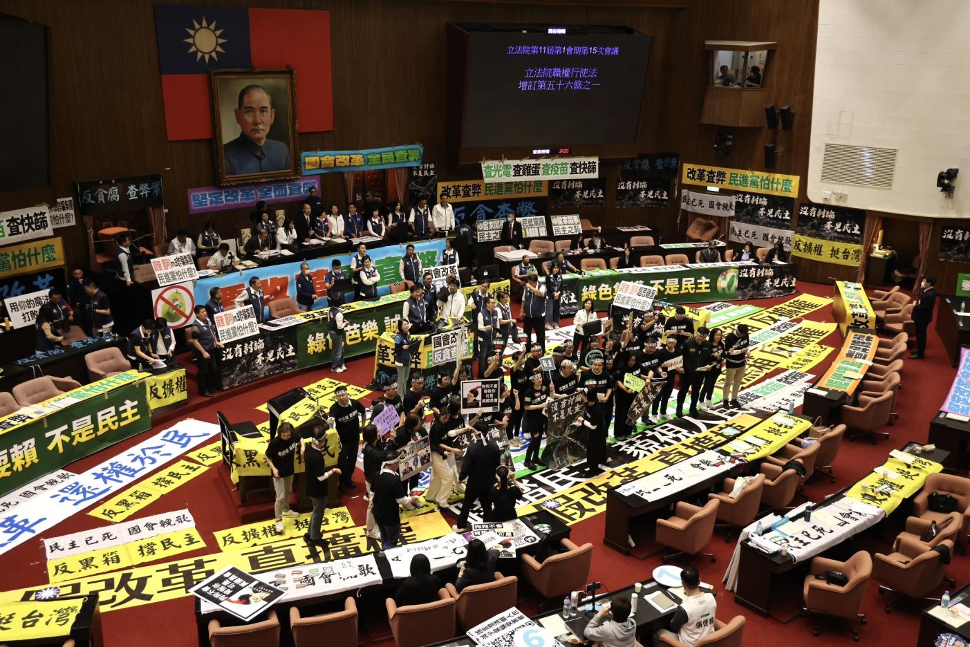 藍綠立委28日發動布條卡位戰，在立院議場內搶位置掛標語布條、看板。林啟弘攝