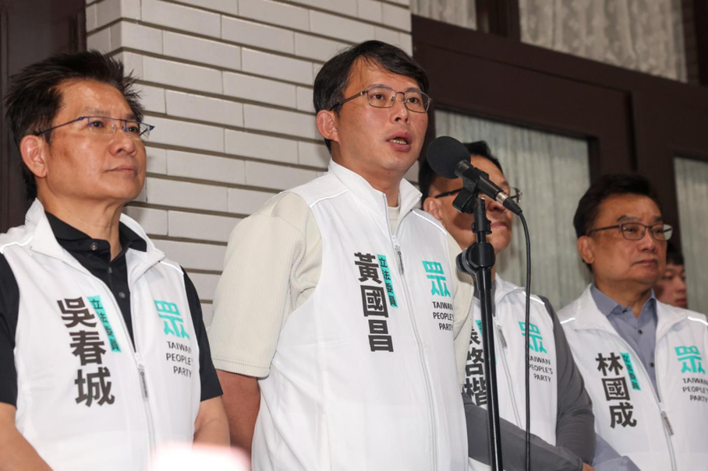 民眾黨團總召黃國昌（左2）28日表示，立法院場外有非常多公民團體或年輕人，因為受到民進黨散播假訊息而迷惑或產生誤會。 中央社